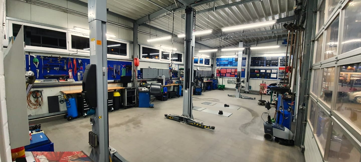 Werkstatthalle von Automobile Beckmann mit zwei Hebebühnen und Werkzeugwagen