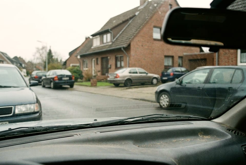Nachher: klare Windschutzscheibe ohne Einschlag, Blick auf eine Wohnstraße