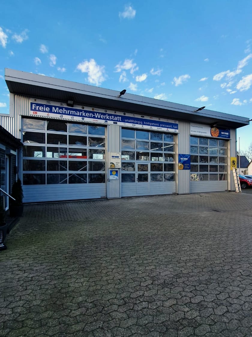Die Hallenfront von Automobile Beckmann mit der Schnellannahme für HU und AU